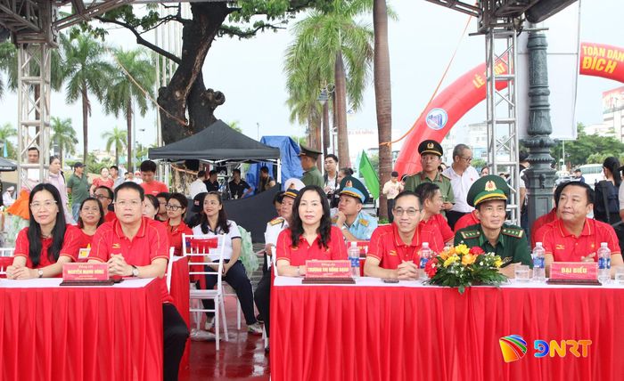 Lãnh đạo thành phố cùng các đại biểu dự lễ phát động. Ảnh: HUY - LÂM