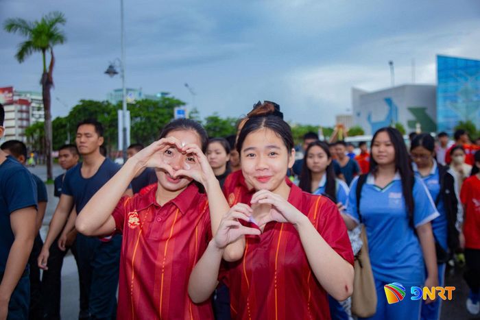 Các bạn trẻ hào hứng đi bộ hưởng ứng. Ảnh: LÂM - HUY