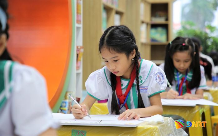 Các “họa sĩ nhí” trổ tài thi vẽ theo chủ đề của Ban tổ chức. Ảnh: ĐĂNG NGUYÊN