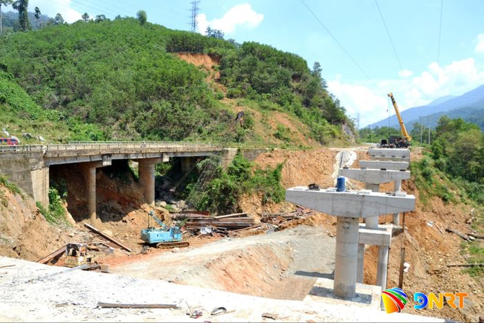 Cầu Đăk Mi 1 chuẩn bị được lao lắp dầm cho 4 nhịp còn lại. Ảnh: CÔNG TÚ