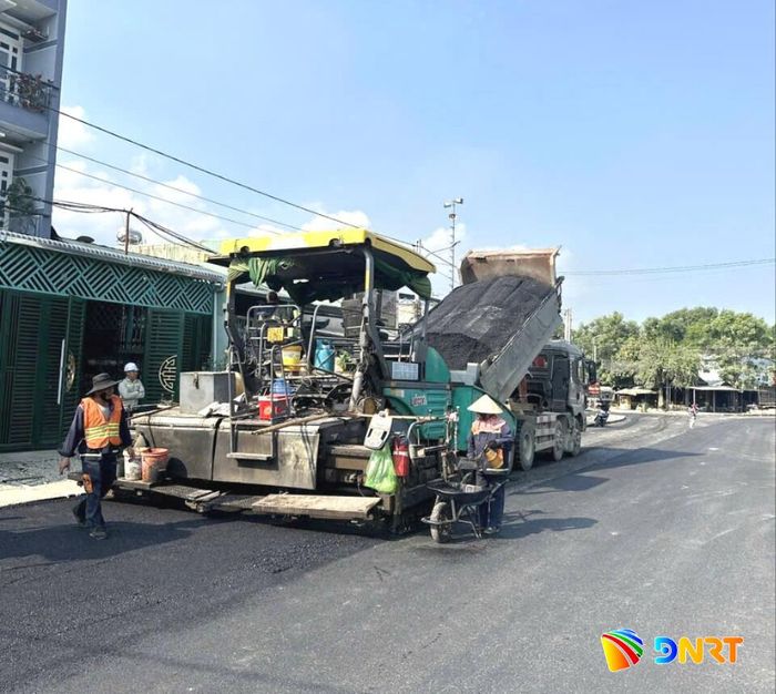Thảm bê tông nhựa đoạn tránh trung tâm hành chính xã Hiệp Đức chiều 5/10. Ảnh: CÔNG TÚ