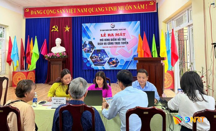 Cán bộ hướng dẫn người dân thực hiện các dịch vụ công trực tuyến. Ảnh: T.HƯƠNG - Đ.HIỀN
