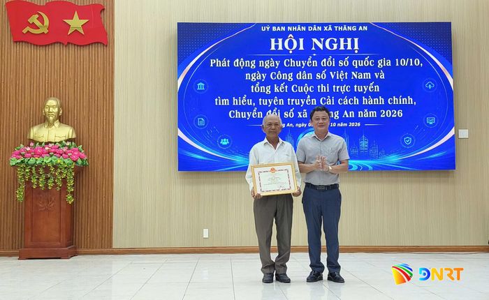 Trao giải Nhất khối thôn cho ông Nguyễn Tấn Tám (thôn Lạc Câu, xã Thăng An). Ảnh: HỒNG NĂM