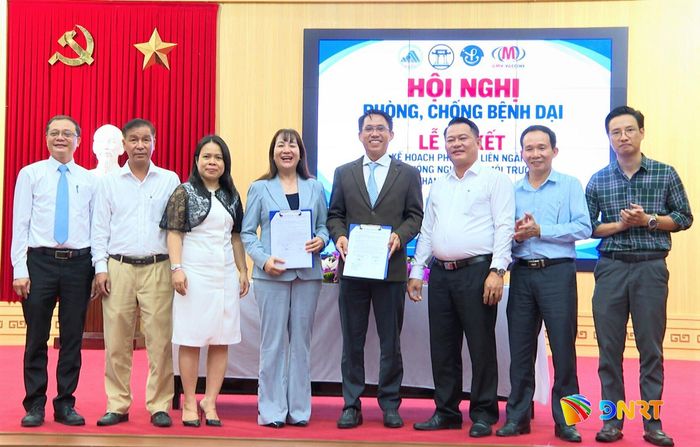Đại diện lãnh đạo Sở Y tế, Sở Nông nghiệp và Môi trường ký kết kế hoạch phối hợp liên ngành giai đoạn 2026 - 2030. Ảnh: ALĂNG NGƯỚC