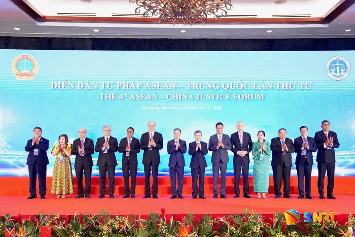 Các đại biểu cấp cao của diễn đàn chụp ảnh lưu niệm. Ảnh: T.CÔNG