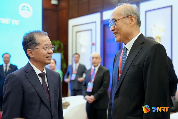 Chánh án Tòa án nhân dân tối cao Việt Nam Nguyễn Văn Quảng (bên trái) trao đổi với Chánh án Tòa án nhân dân tối cao Trung Quốc Trương Quân. Ảnh: T.CÔNG