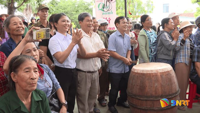 Người dân hào hứng cổ vũ cho hai đội. Ảnh: LAM KHUÊ