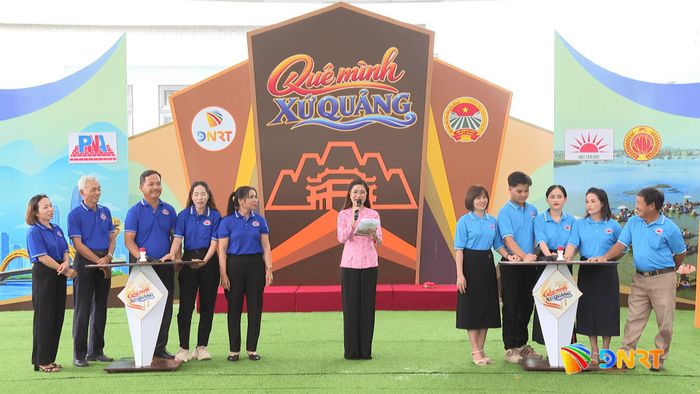 Các đội thể hiện sự hiểu biết qua phần thi “Kiến thức nhà nông”. Ảnh: LAM KHUÊ