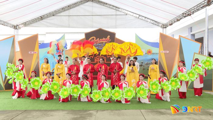 Phần thi “Vui cùng nhà nông” của đội chơi thôn La Tháp. Ảnh: LAM KHUÊ