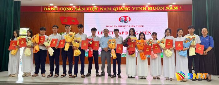 Thầy Nguyễn Đức Phước, Bí thư Chi bộ, Hiệu trưởng Trường THPT Nguyễn Trãi trao quyết định Kết nạp Đảng viên cho học sinh tại phường Liên Chiểu.