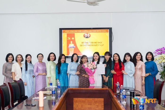 Lễ kết nạp đảng viên mới tại Trường THPT Phan Châu Trinh (phường Hải Châu). Ảnh: AN NHIÊN