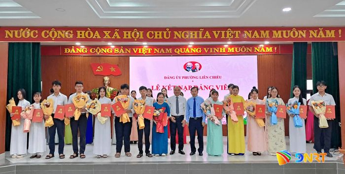 Lễ kết nạp đảng viên mới tại Trường THPT Nguyễn Trãi (phường Liên Chiểu). Ảnh: AN NHIÊN