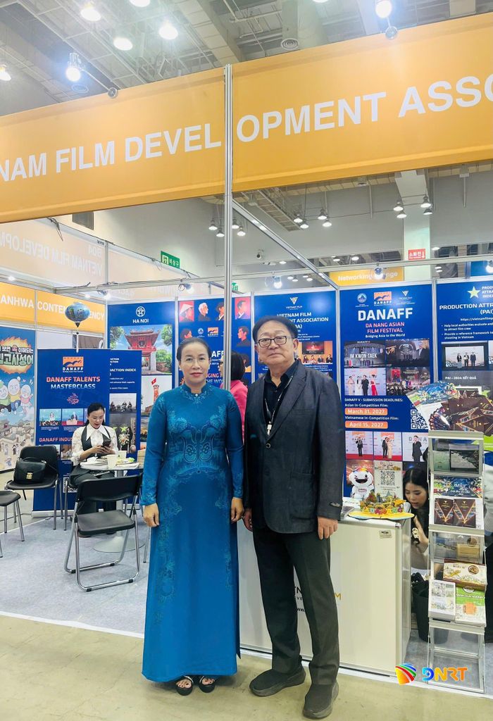 Chủ tịch Liên hoan phim Busan lần thứ 31 Park Kwang-Su thăm gian hàng triển lãm của Việt Nam. Ảnh: ĐOÀN CÔNG TÁC