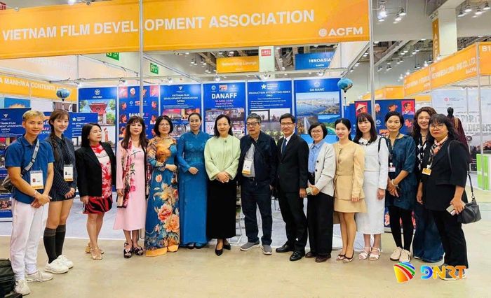 Đoàn công tác tại Gian hàng triển lãm quảng bá DANAFF tại ACFM. Ảnh: ĐOÀN CÔNG TÁC