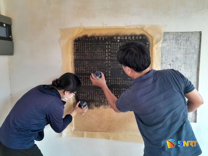 Dập văn bia nhằm lưu giữ, số hóa và phát huy giá trị di sản Hán Nôm. Ảnh: HỒNG VIỆT