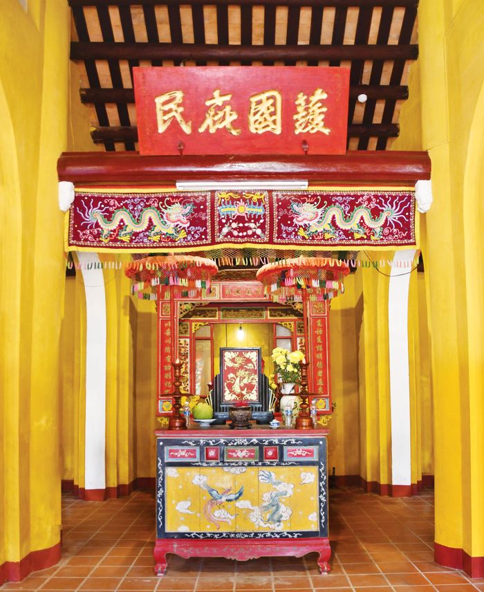 Hoành phi, liễn đối trong các di tích là những “trang sách” đặc biệt, lưu giữ dấu ấn Hán Nôm của xứ Quảng. Ảnh: VHA