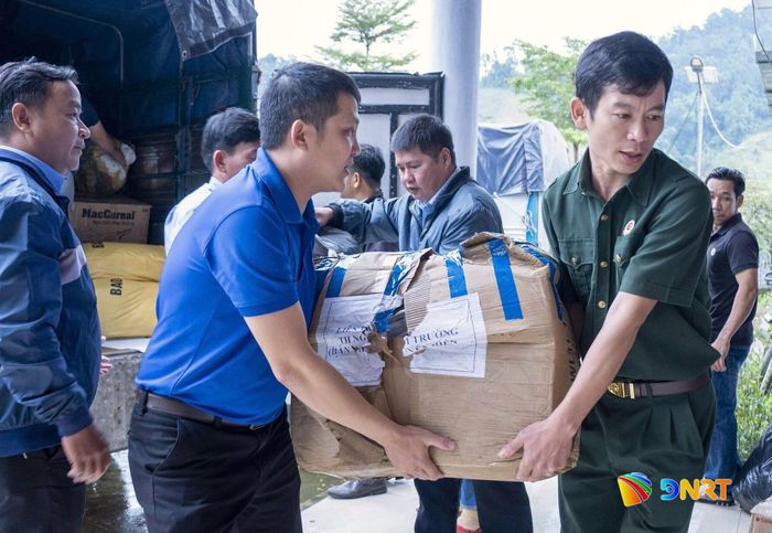 Cán bộ phường Bàn Thạch chuyển hàng hóa từ “Chuyến xe đại đoàn kết” hỗ trợ người dân xã kết nghĩa Trà Giáp bị thiệt hại do mưa lũ năm 2025. Ảnh: VĂN BÌNH
