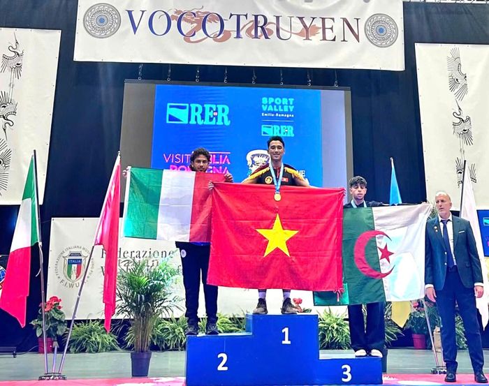 Nguyễn Giang Sơn trên bục nhận Huy chương Vàng giải vô địch thế giới môn võ cổ truyền tại Italia. Ảnh: NVCC