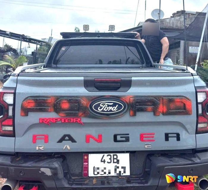 Cơ quan chức năng yêu cầu chủ phương tiện tháo dỡ đèn pha lắp thêm gây chói mắt người đi phía sau. Ảnh: Phòng Cảnh sát giao thông