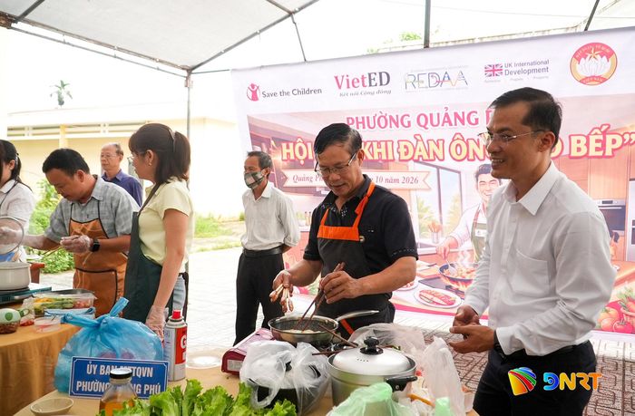 Sôi nổi hội thi “Khi đàn ông vào bếp” do Hội Liên hiệp Phụ nữ phường Quảng Phú tổ chức. Ảnh: HỒ QUÂN