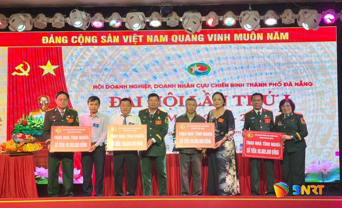Hội Doanh nghiệp, Doanh nhân cựu chiến binh thành phố trao biểu trưng hỗ trợ xây dựng nhà tình nghĩa cho đồng đội đang sinh sống trên địa bàn Đà Nẵng. Ảnh: QUỐC TUẤN