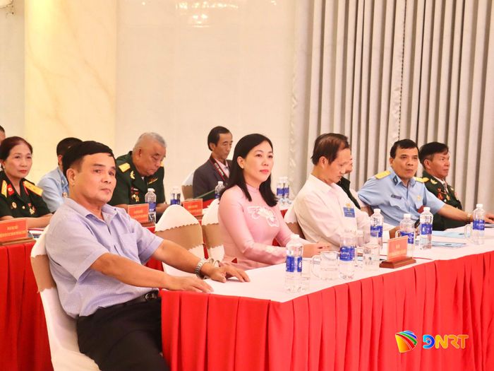 Thượng tướng Lê Chiêm, nguyên Ủy viên Trung ương Đảng, nguyên Thứ trưởng Bộ Quốc phòng (ngoài cùng bên trái); Phó Chủ tịch Ủy ban MTTQ Việt Nam thành phố Nguyễn Thị Thanh Phương (thứ hai từ trái sang) cùng các đại biểu tham dự đại hội. Ảnh: QUỐC TUẤN