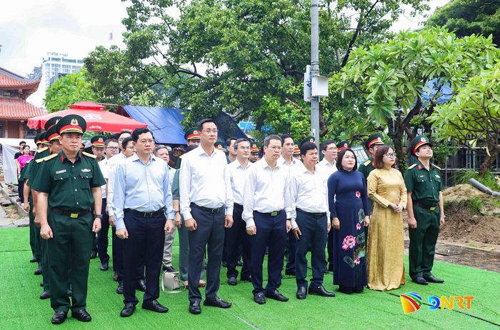 Lãnh đạo thành phố dự lễ thượng cờ. Ảnh: NGỌC PHÚ