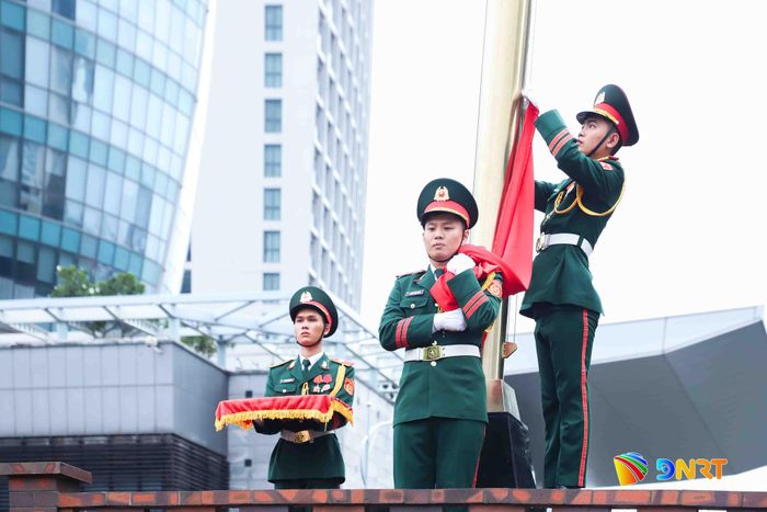 Thực hiện nghi thức thượng cờ. Ảnh: NGỌC PHÚ