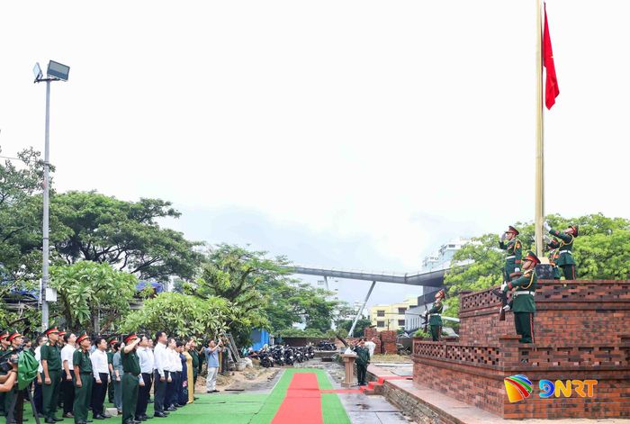Toàn cảnh lễ thượng cờ. Ảnh: NGỌC PHÚ