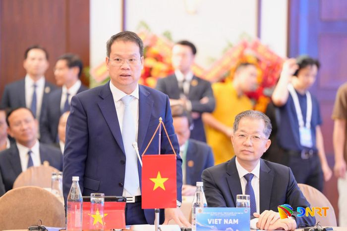 Chủ tịch UBND thành phố Nguyễn Mạnh Hùng gửi lời chúc mừng đến các đại biểu tham dự diễn đàn. Ảnh: T.CÔNG