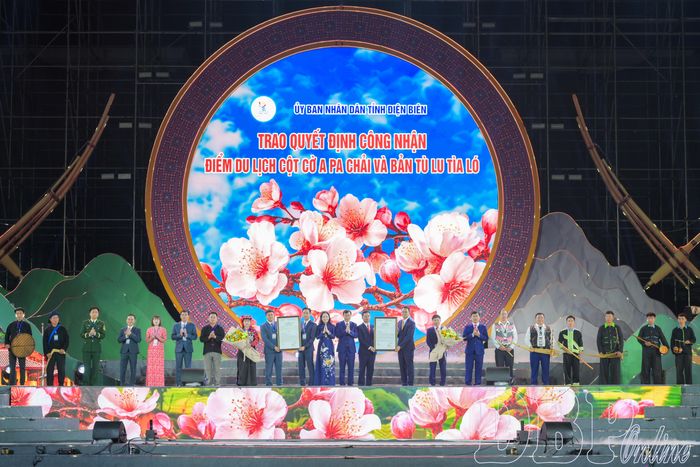 Chủ tịch UBND tỉnh Lê Văn Lương trao quyết định công nhận hai điểm du lịch, gồm Cột cờ A Pa Chải, xã Sín Thầu và bản Tù Lu - Tìa Ló, xã Pu Nhi.