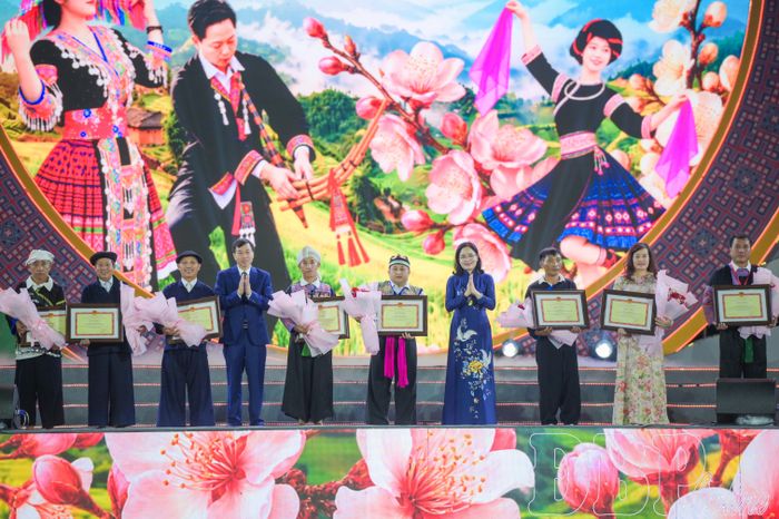 Thứ trưởng Bộ Văn hóa, Thể thao và Du lịch Trịnh Thị Thủy trao Bằng khen, Chủ tịch UBND tỉnh Điện Biên Lê Văn Lương tặng hoa cho các nghệ nhân xuất sắc.