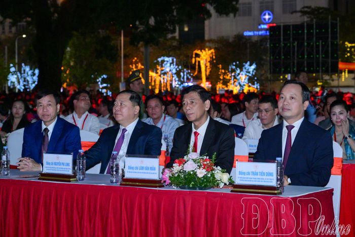 Đại biểu dự lễ khai mạc.