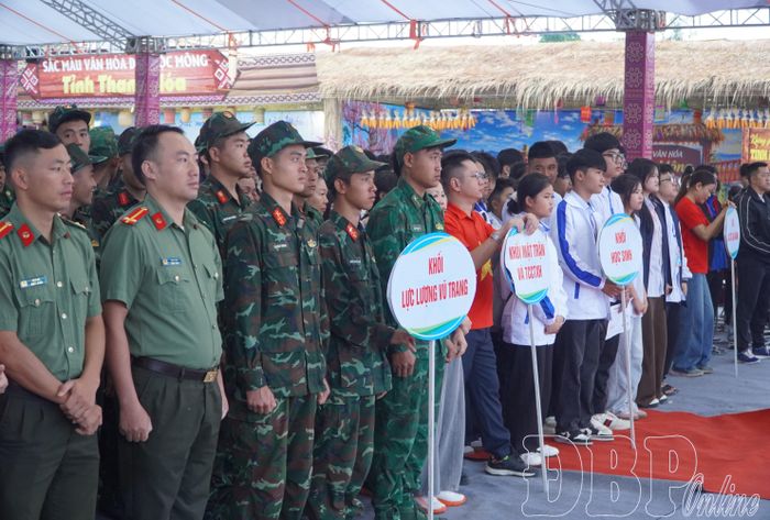 Lễ phát động thu hút đông đảo các lực lượng, vận động viên, người dân, học sinh tham gia.