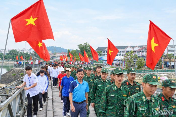 Đông đảo các lực lượng tham gia lễ phát động.