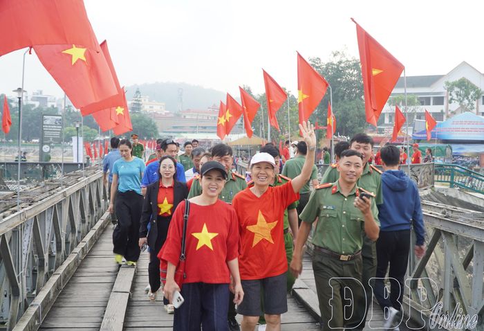 Người dân hào hứng tham gia lễ phát động.