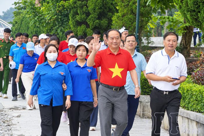 Đồng chí Nguyễn Minh Phú, Ủy viên Ban chấp hành Đảng bộ tỉnh, Phó Chủ tịch UBND tỉnh tham gia đi bộ tại lễ phát động.