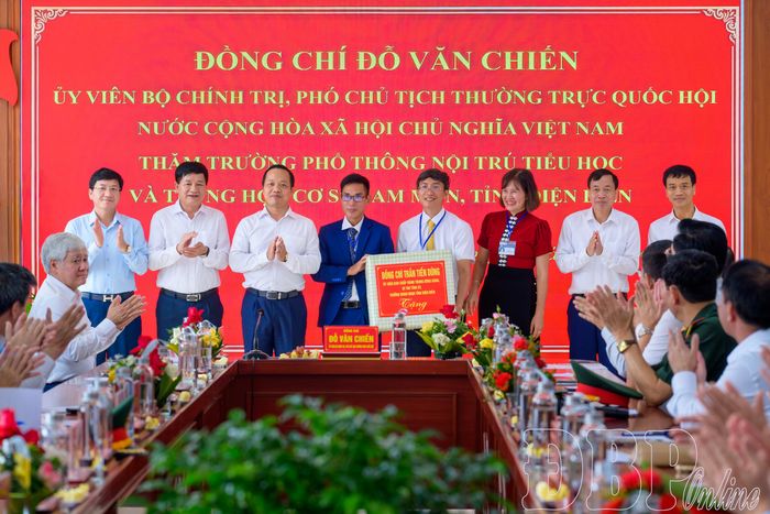 Bí thư Tỉnh ủy Trần Tiến Dũng tặng quà cho Trường PTNT Tiểu học - THCS Sam Mứn.