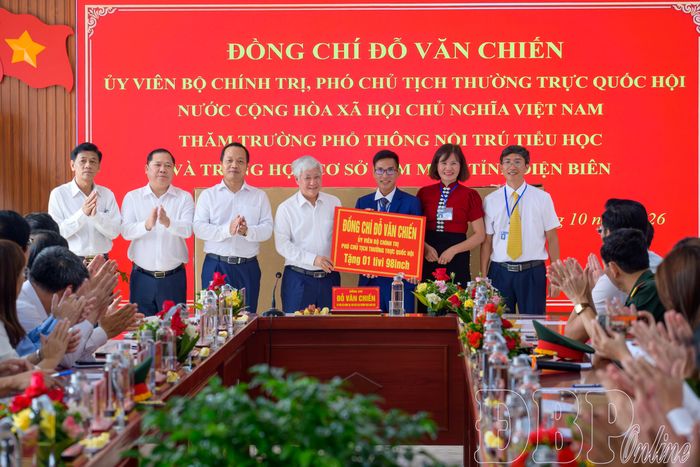 Phó Chủ tịch Thường trực Quốc hội Đỗ Văn Chiến tặng quà cho Trường PTNT Tiểu học - THCS Sam Mứn.