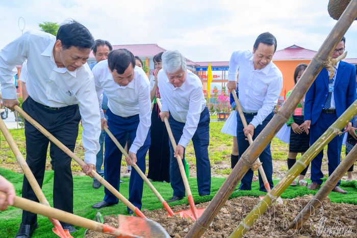 Phó Chủ tịch Thường trực Quốc hội Đỗ Văn Chiến cùng các đồng chí lãnh đạo trồng cây lưu niệm trong khuôn viên Trường PTNT Tiểu học - THCS Sam Mứn. 