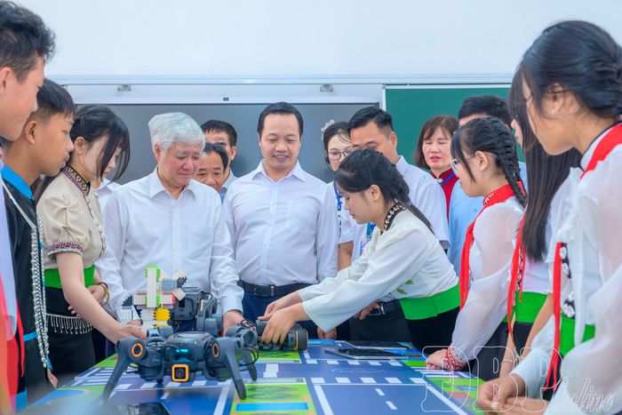 Phó Chủ tịch Thường trực Quốc hội Đỗ Văn Chiến tham quan các phòng học tại Trường PTNT Tiểu học - THCS Sam Mứn. 