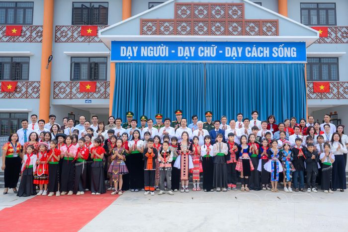 Đồng chí Đỗ Văn Chiến, Ủy viên Bộ Chính trị, Phó Chủ tịch Thường trực Quốc hội và các đại biểu chụp ảnh lưu niệm với thầy, trò Trường PTNT Tiểu học - THCS Sam Mứn.