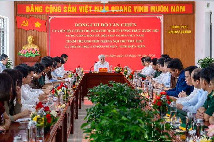 Đồng chí Đỗ Văn Chiến, Ủy viên Bộ Chính trị, Phó Chủ tịch Thường trực Quốc hội cùng đoàn công tác trao đổi, nắm bắt  tình hình hoạt động, công tác dạy học và chăm sóc học sinh.