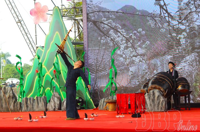 Màn biểu diễn múa khèn độc đáo của đoàn Tuyên Quang.