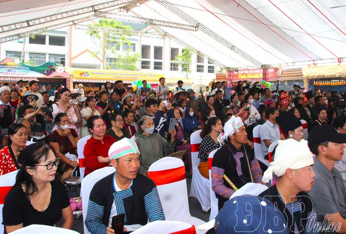 Đồng đảo người dân, du khách đến xem, cổ vũ.