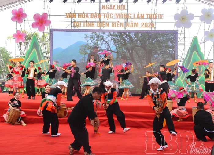 Tiết mục biểu diễn của đoàn Điện Biên.