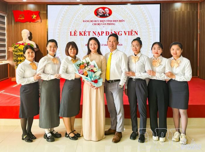 Các doanh nghiệp trên địa bàn tỉnh quan tâm phát triển Đảng, góp phần nâng cao mạnh của Đảng trong đơn vị. Trong ảnh: Chi bộ Văn phòng, Đảng bộ Bưu điện tỉnh kết nạp Đảng quần chúng ưu tú.