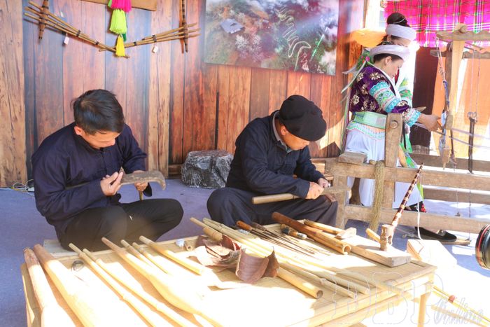 Các nghệ nhân của tỉnh Cao Bằng chế tác khèn tại không gian văn hóa truyền thống của tỉnh nhà.