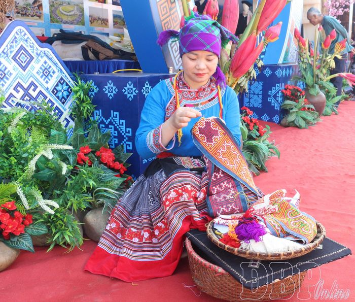 Chị Sùng Thị Xoa, thôn Bản Phố 1, xã Bắc Hà, tỉnh Lào Cai mang đến Ngày hội kỹ thuật thêu tay thủ công truyền thống bộ trang phục của người Mông Hoa ở Bắc Hà.