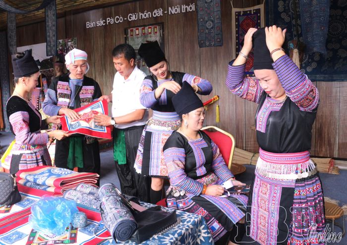 Trang phục, các nét đặc trưng của dân tộc Mông xã Pà Cò, tỉnh Phú Thọ được tái hiện tại không gian văn hóa truyền thống.